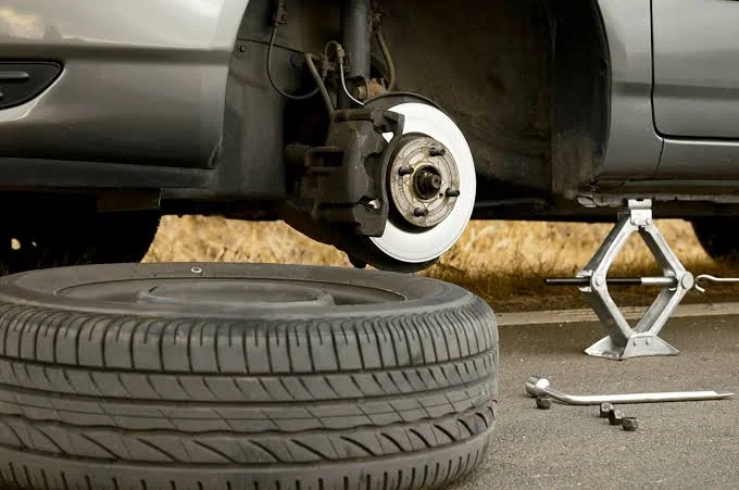 How to Change a Car Tire on the Side of the Road How to Change a Car Tire on the Side of the Road