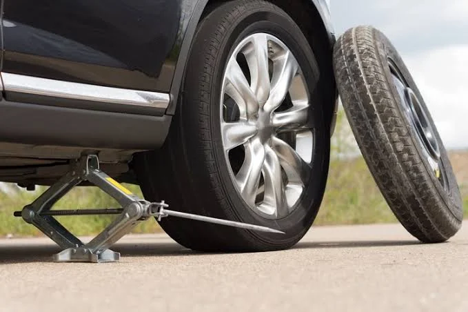 How to Change a Car Tire on the Side of the Road How to Change a Car Tire on the Side of the Road