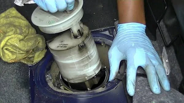 Tips for cleaning a contaminated fuel tank