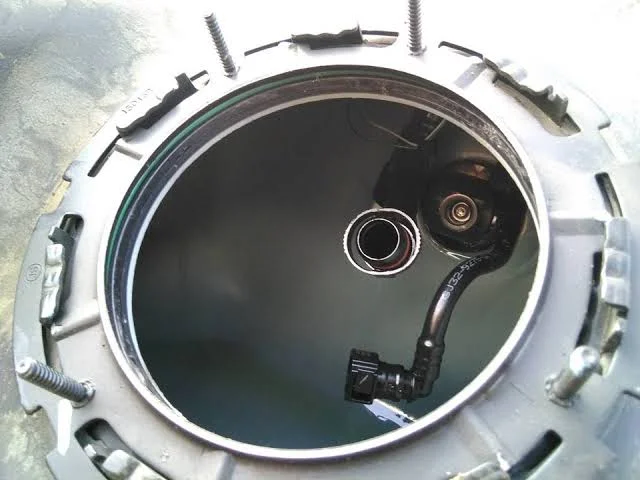 What are the risks of not cleaning a contaminated fuel tank?