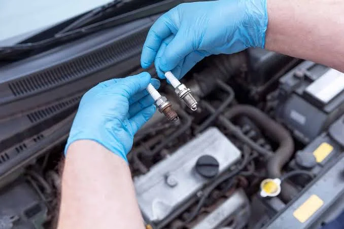 Is it better to leave a car engine running when changing the spark plugs?