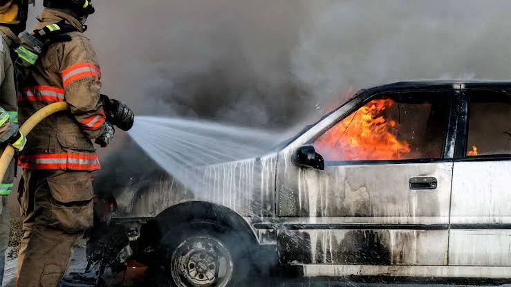 Is it better to leave a car engine running when changing the spark plugs?: Safety Concerns
