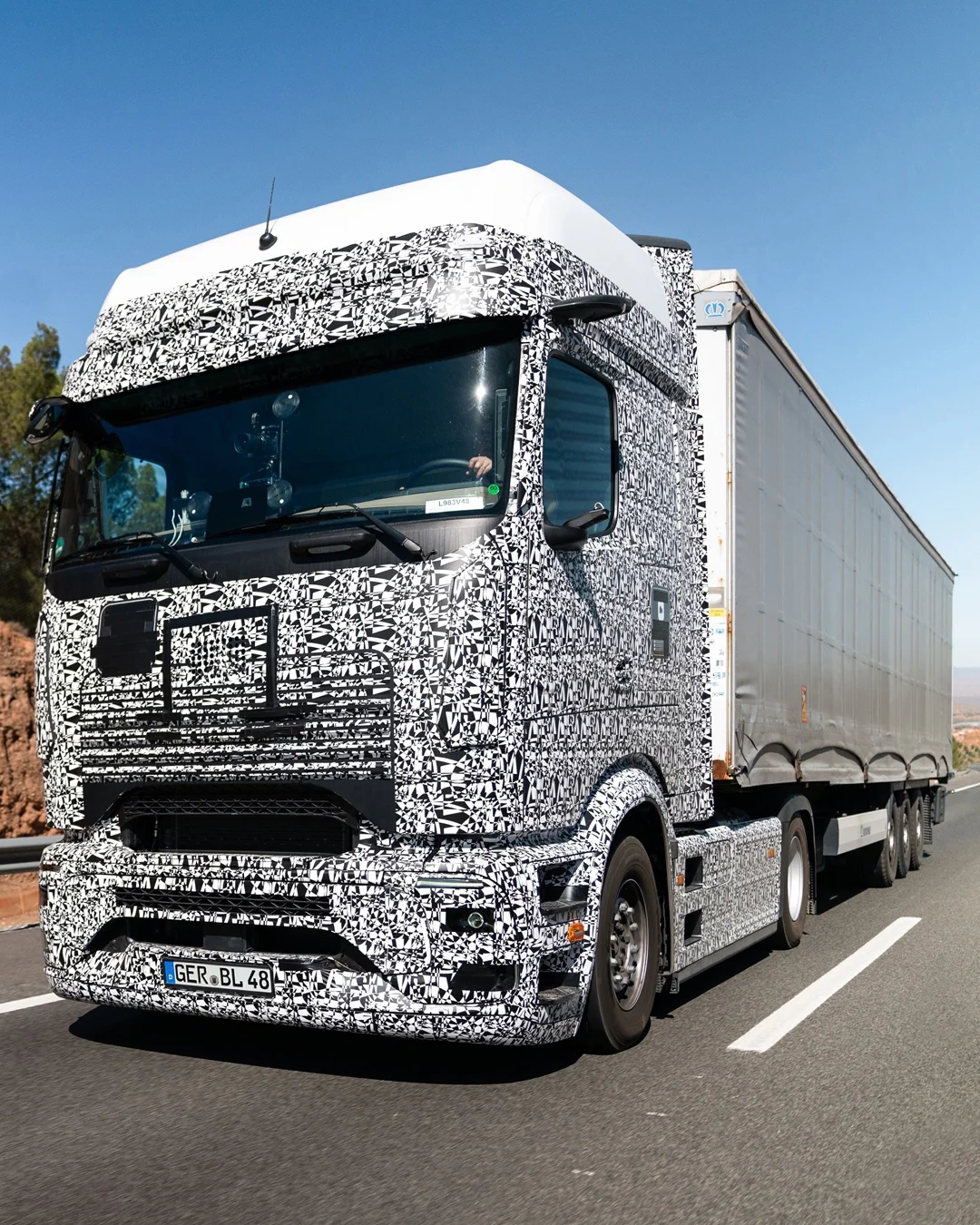 Mercedes-Benz unveils the eActros 600, a long-distance electric truck with a 500 km range