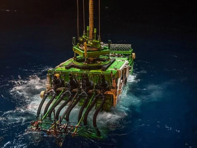The Challenges of Operating a Deep-Sea Oil Rig: Complex Engineering Solutions