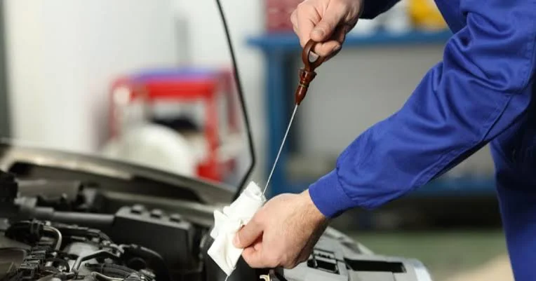 How to check and maintain your engine oil level? How to check and maintain your engine oil level?