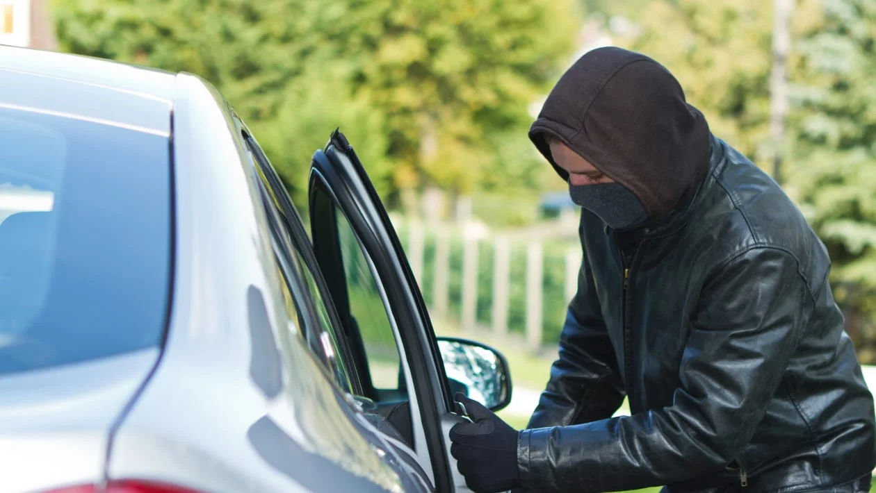 Private Investigators Say Car Thieves Always Do This One Exact Thing Before Breaking In