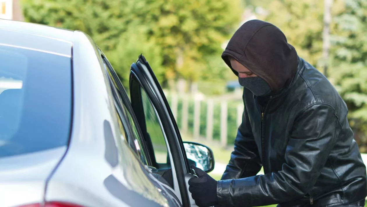 Private Investigators Say Car Thieves Always Do This One Exact Thing Before Breaking In