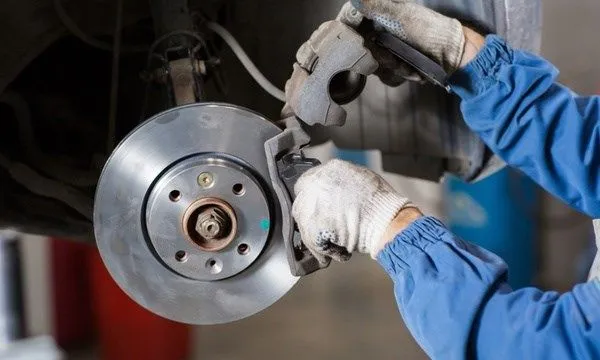 Experts Warn That A Small Everyday Driving Mistake Could End In Total Brake Failure