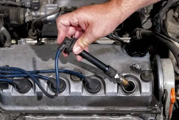Is it better to leave a car engine running when changing the spark plugs?