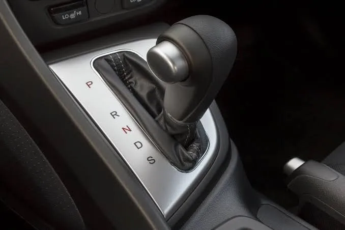 Idle Dilemma: Drive or Neutral at Traffic Lights?